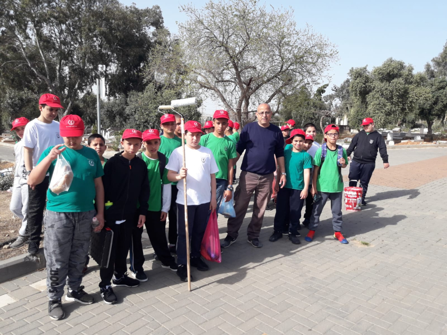 بالصور: طلاب مدرسة الأخوة يشاركون في تنظيف مقبرة طاسو