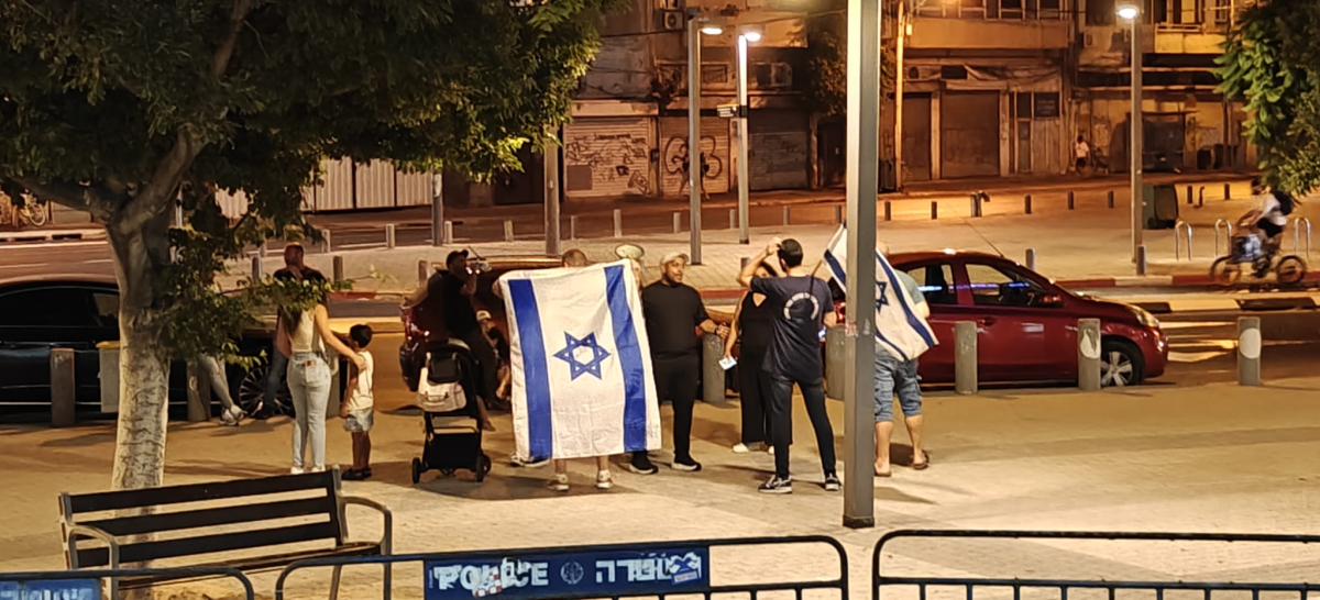  يهود يتظاهرون أمام مركز شرطة يفتاخ للمطالبة باطلاق سراح يوسف حداد 