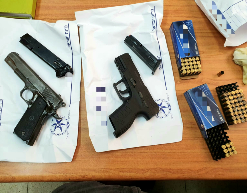 الشرطة: العثور على مسدسين وقنابل صوتية وذخيرة في مدينة يافا 