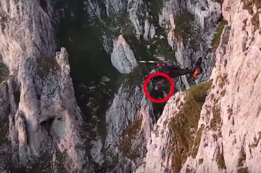 طيار يغامر لانقاذ سائحة علقت على ارتفاع 2000 قدم