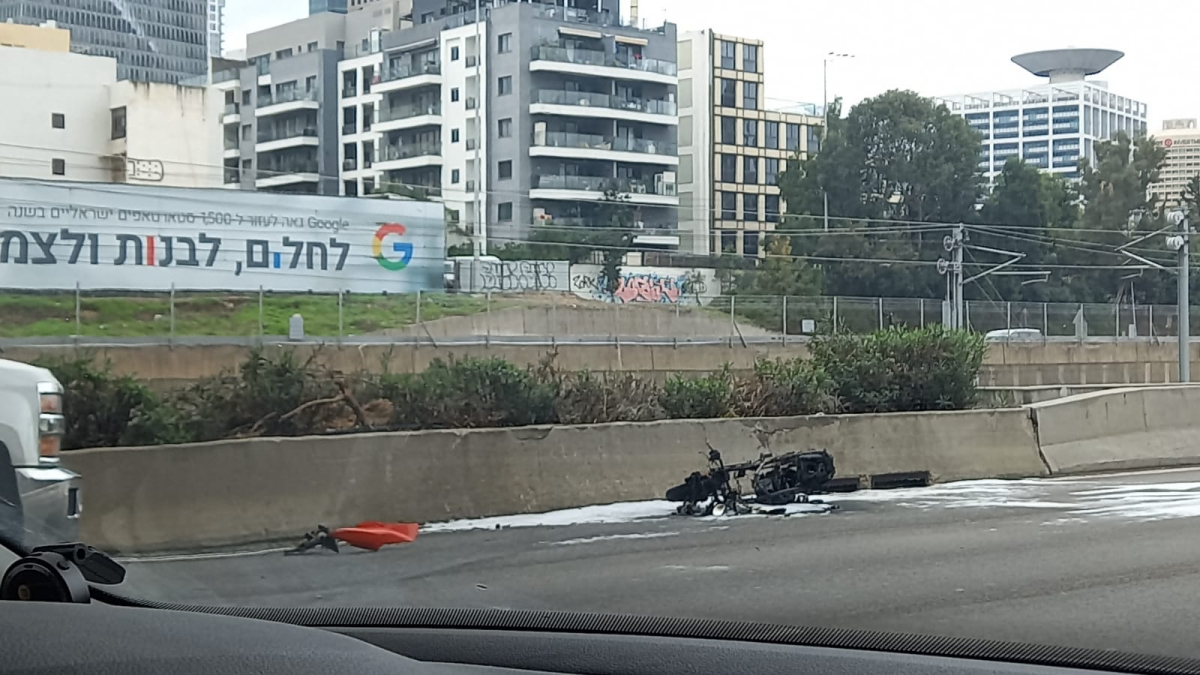  اصابة خطرة لراكب دراجة نارية بحادث طرق على شارع 20 ايالون