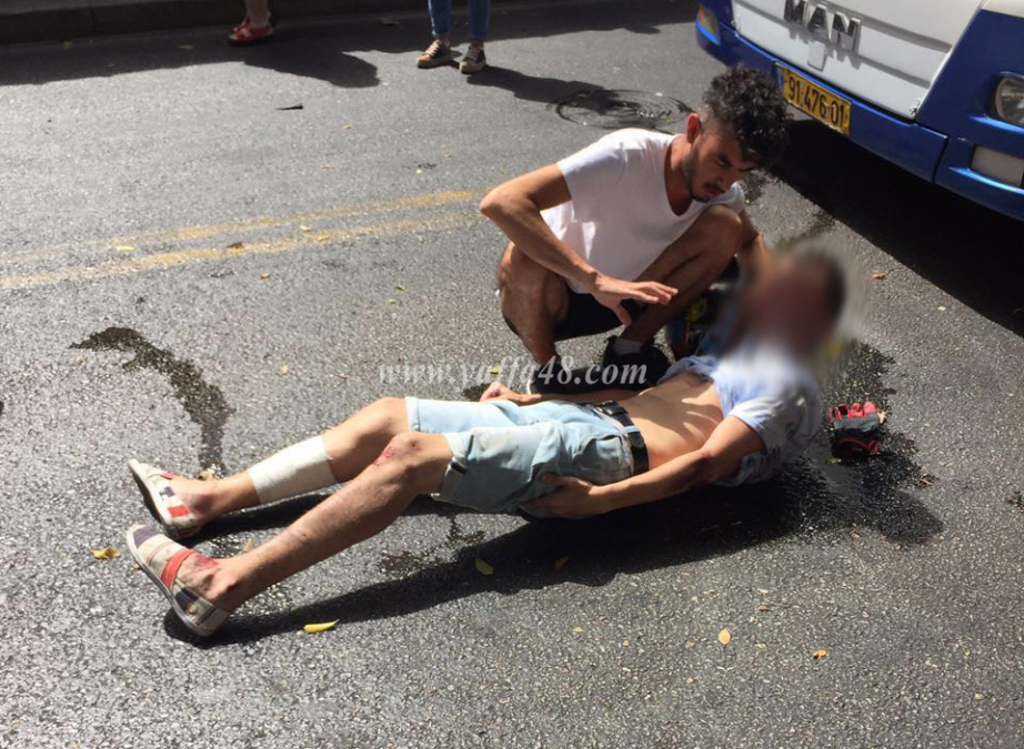 صور: اصابة متوسطة لمواطن بحادث طرق بين دراجة وحافلة بمدينة يافا 