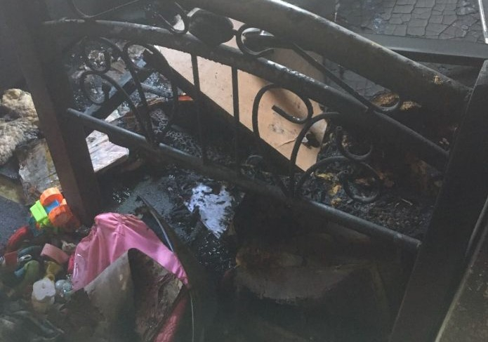 القدس: مصرع طفل (عامان) جرّاء اندلاع حريق في بناية سكنية بمخيم شعفاط