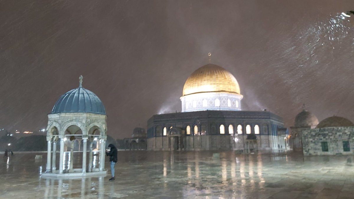 فيديو: قبة الصخرة الذهبية تكتسي باللون الابيض الناصع 