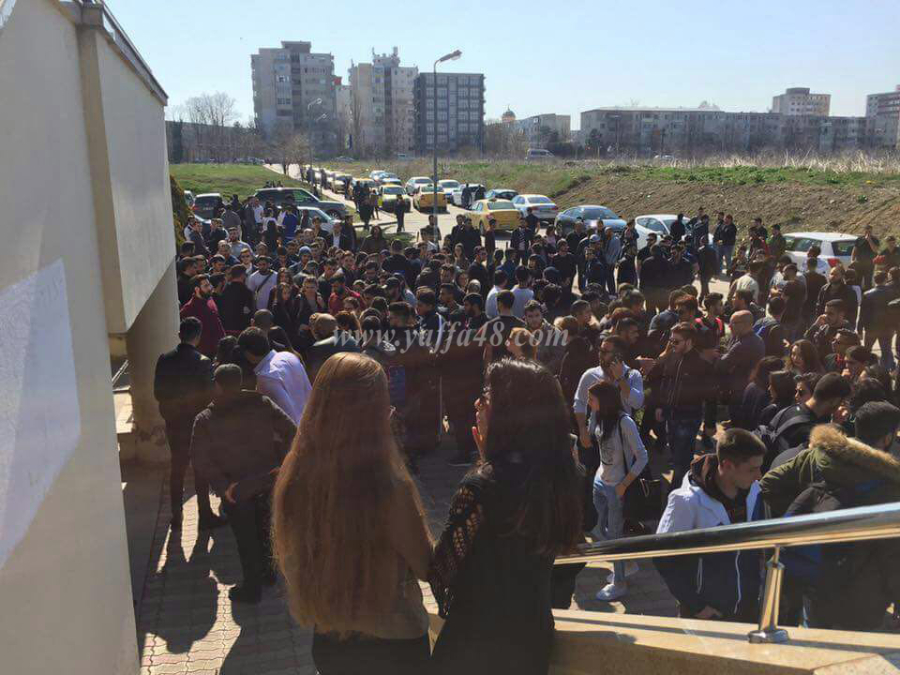 وقفة حداد في جامعة "كونستانسا" في رومانيا على روحي الطالبين محمد جبريل واحمد دهامشة 