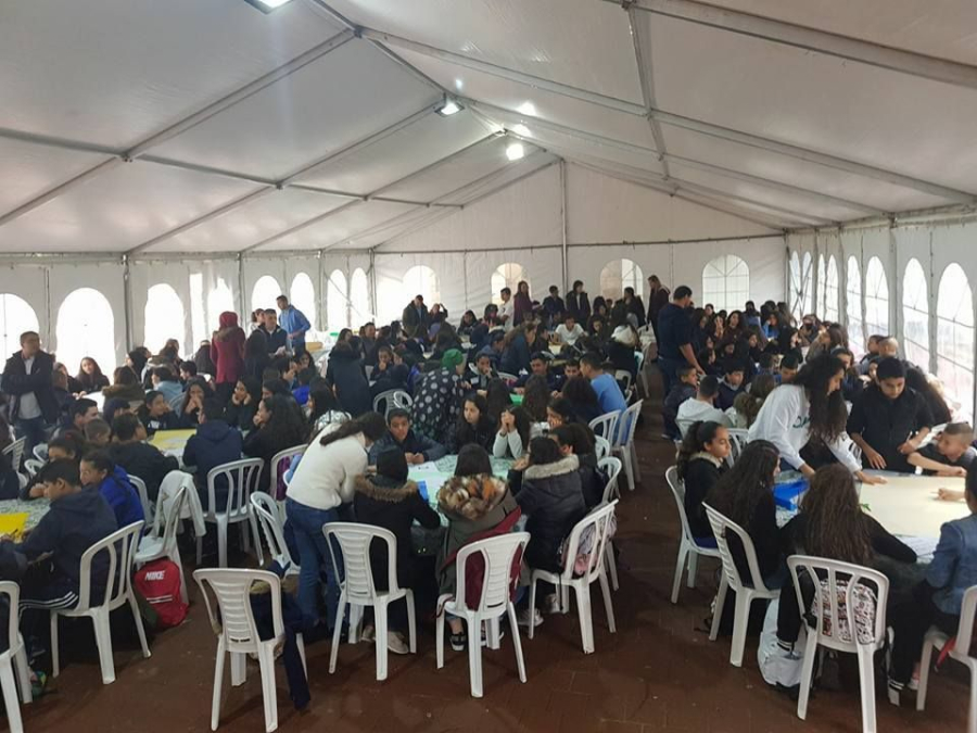 خيمة تحت عنوان " لاقيني تنحكي... من أجل التسامح" في مدرسة تراسنطا - الرملة