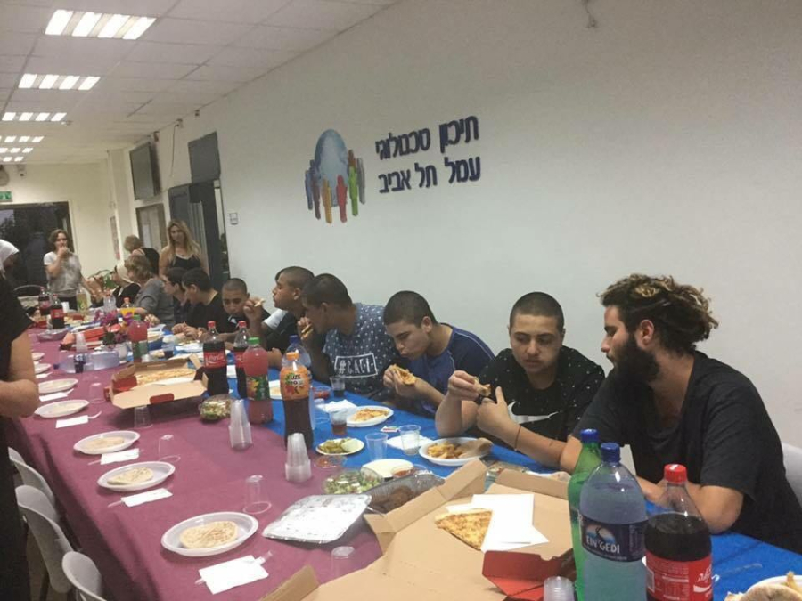  بالصور: افطار جماعي وتوزيع الشهادات على طلاب المدرسة التكنولوجية "عمال 1"