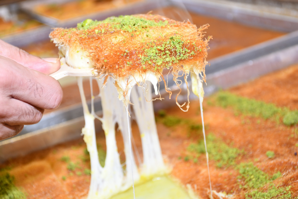 ع بالكم صحن كنافة؟! - حلويات "الحج بيك" في يافا ينتظركم بألذّ أطباق الكنافة الشامية