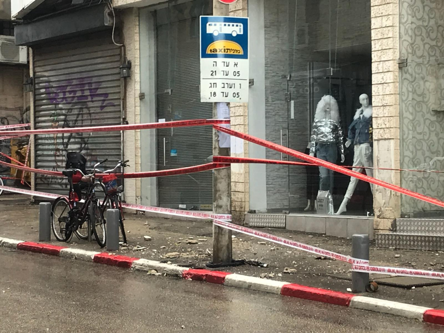  بالصور: إنهيار أجزاء من شرفة أحد المباني بيافا بسبب الاحوال الجوية 