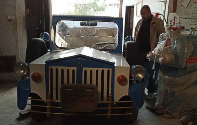 شاهدها في ميناء يافا قبل 32 عاماً - غزاوي يستنسخ سيارة كلاسيكية من عام 1817
