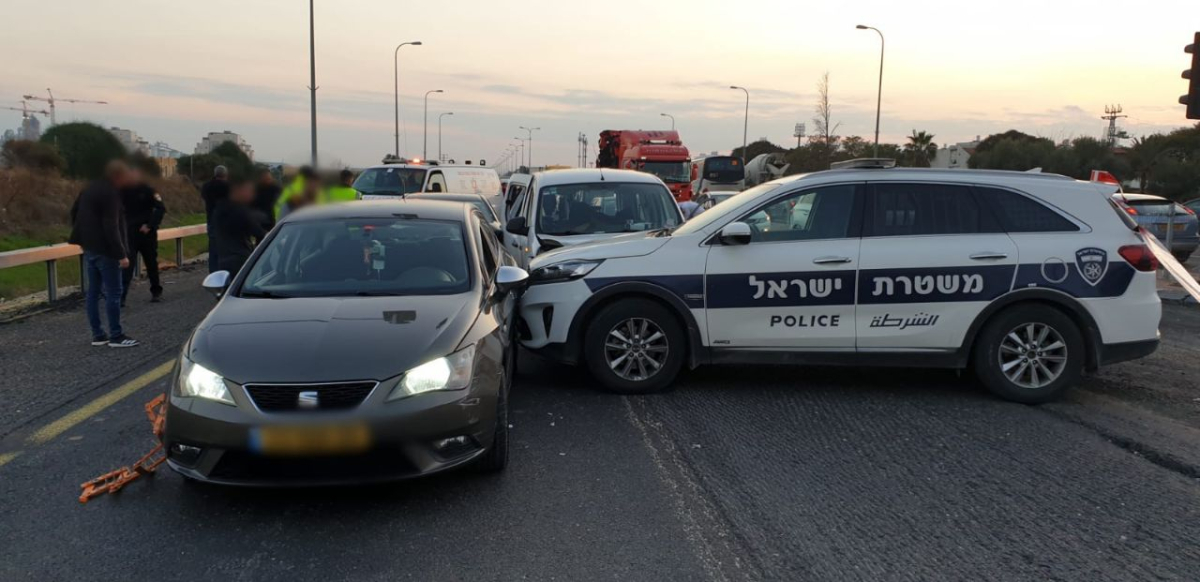 اصابة شرطيين بجروح طفيفة اثر تعرضهما للدهس قرب اللد خلال مطاردة