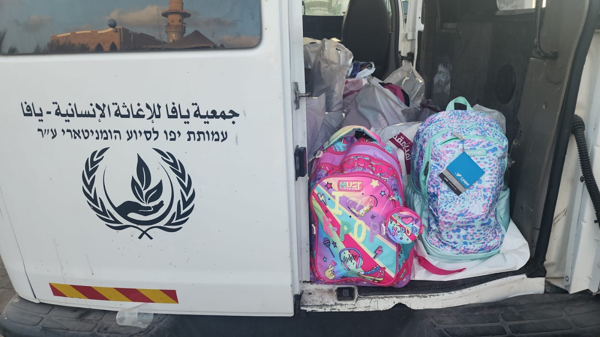 جمعية يافا للإغاثة الإنسانية توزع حقائب مدرسية على الطلاب قبيل افتتاح العام الدراسي