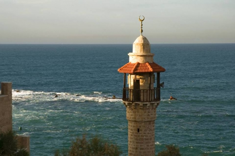 اللجنة الوزارية تُصادق على قانون منع الأذان عبر مكبرات الصوت في المساجد 