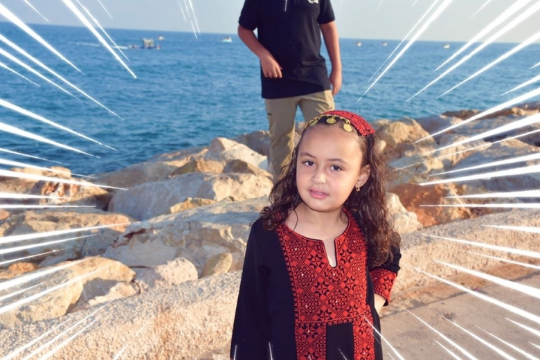  طفلة في ثوب فلسطيني تقليدي خلال صلاة عيد الاضحى بيافا