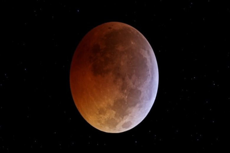 القمر العملاق في سماء فلسطين الليلة