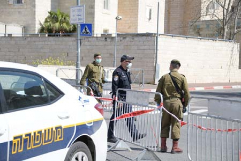  تخفيف القيود في البلاد  الخروج بكمامة.. فتح أبواب محلات محددة وزيادة عدد المصلين