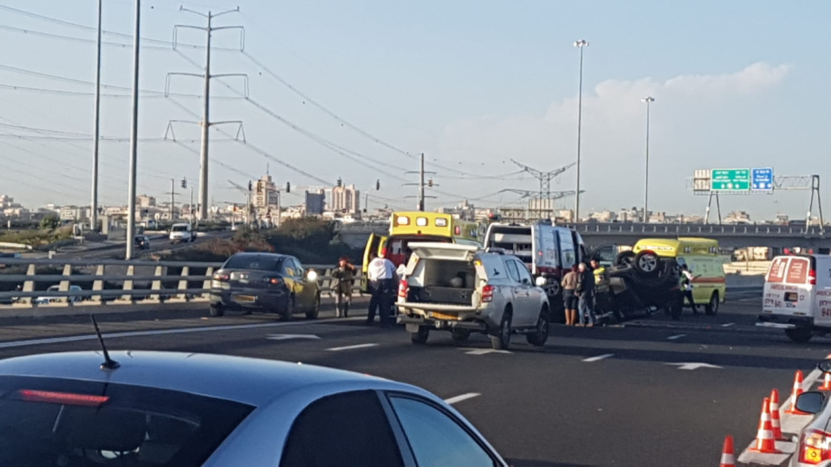 صور: 5 اصابات بانقلاب مركبة بالقرب من مدينة الرملة 