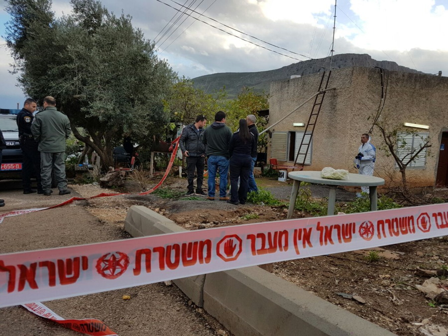 العثور على جثث "أم وأطفالها" طعنوا حتى الموت داخل بيت في منطقة طبريا 