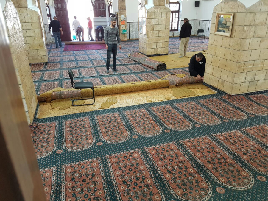  بالصور: تغيير فرش وسجاد مسجد حسن بك في مدينة يافا 