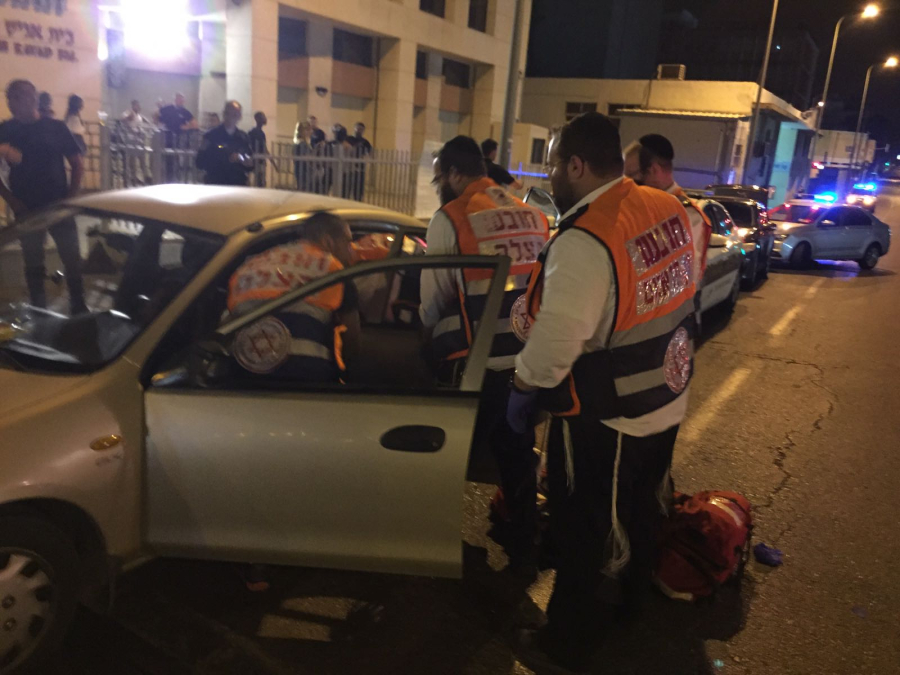 صور: اصابتان خطيرتان لشابين تعرضا للطعن اثر شجار بتل أبيب