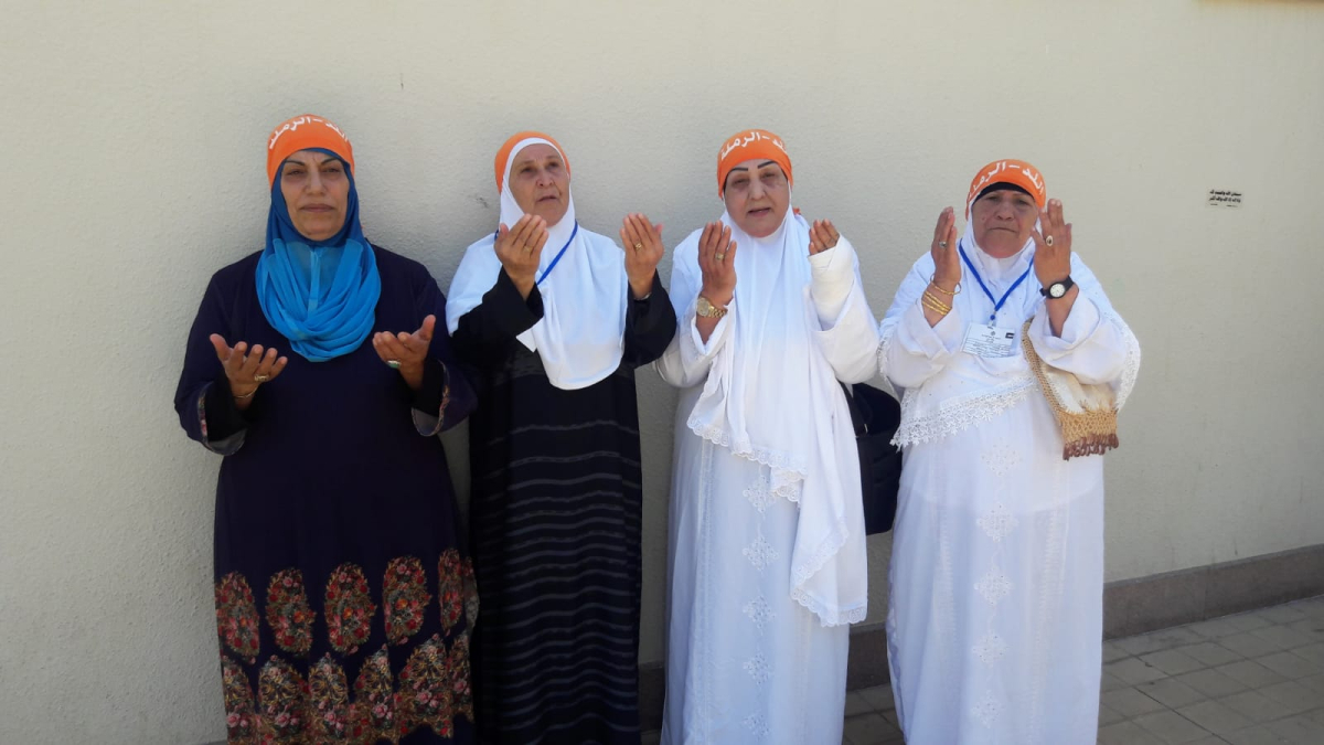 صور: معتمرو اللد يغادرون المدينة المنورة إلى مكة المكرمة لأداء عمرة رمضان