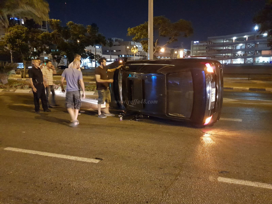 بالصور: إنقلاب مركبة في مدينة يافا بحادث طرق ذاتي  