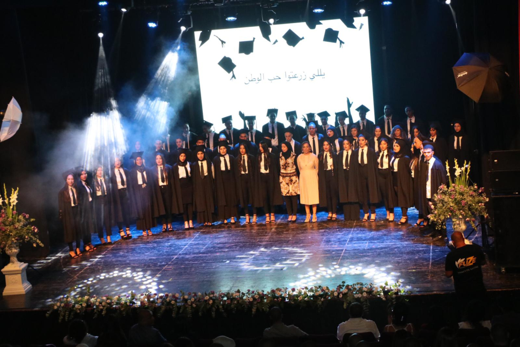 بالصور: مدرسة أجيال الثانوية بيافا تحتفل بتخريج 52 طالب وطالبة ضمن فوجها الـ12 