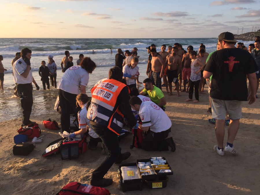 فيديو شاطئ يافا:غرق شاب من مدينة القدس على شواطئ المدينة وحالته خطرة