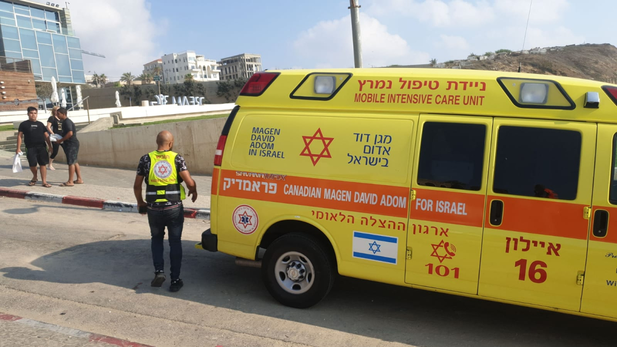 بالفيديو: عملية انعاش ناجحة لفتى اثر تعرضه لحادث غرق على شاطئ يافا