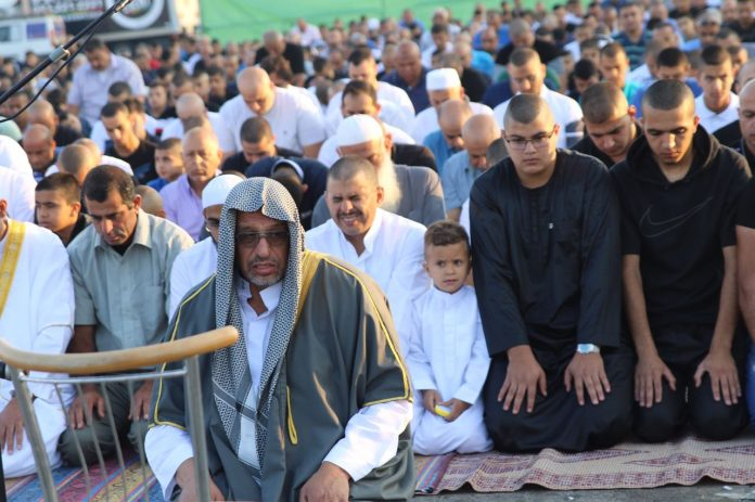 الشيخ الباز "أناشد كل أهالي اللد القدوم صباح العيد في ساحة السوق لنستقبل معايدة رڤيڤو ومخابراته لنا"