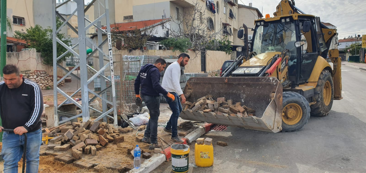  اللد: البلدية تُباشر بأعمال ترميم في شوارع حي الواحة الخضراء 