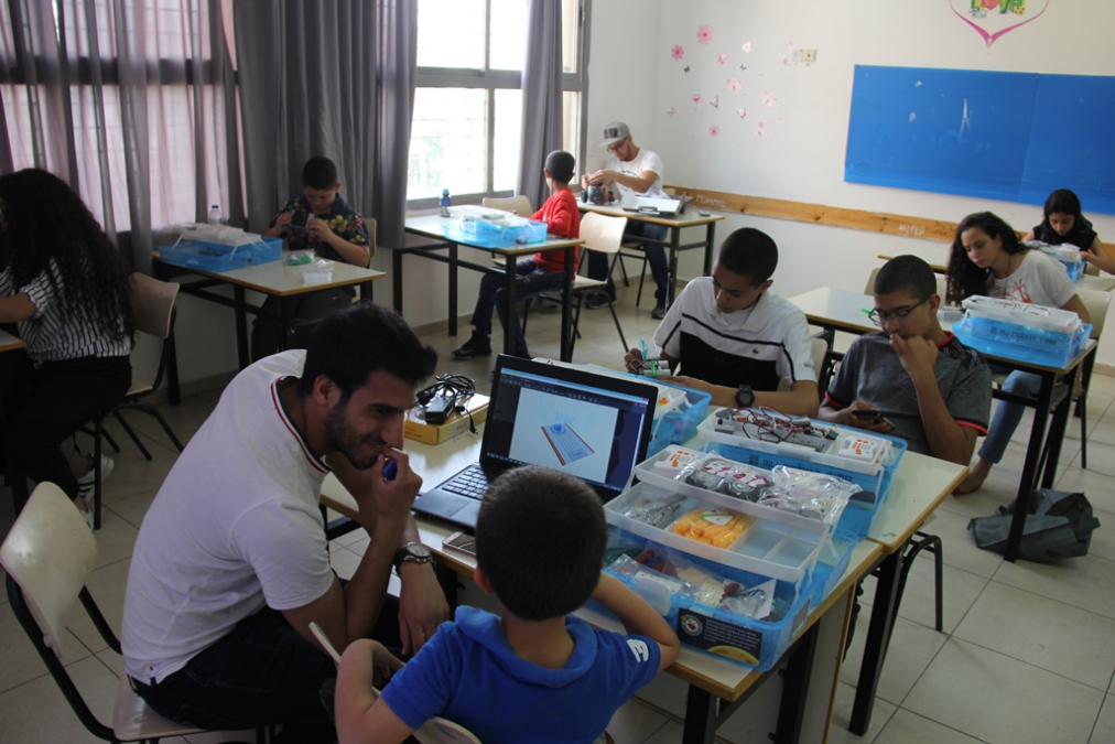 طلاب أجيال الثانوية والزهراء الابتدائية بيافا ينهون أسبوع تدريبات مكثف لمسابقة الروبوتات