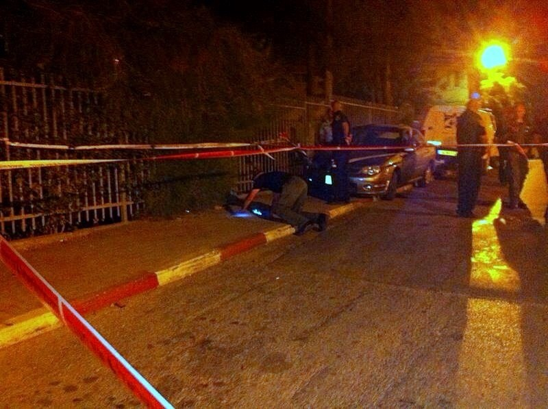 اللد: إصابة شابين عربيين بجراح بين خطيرة ومتوسطة بعملية إطلاق نار 