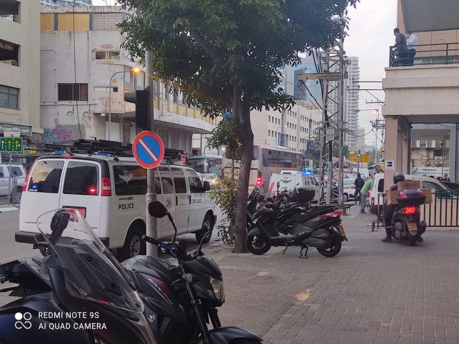 فيديو: مطاردة مشتبه يحمل سكيناً وسط تل ابيب 