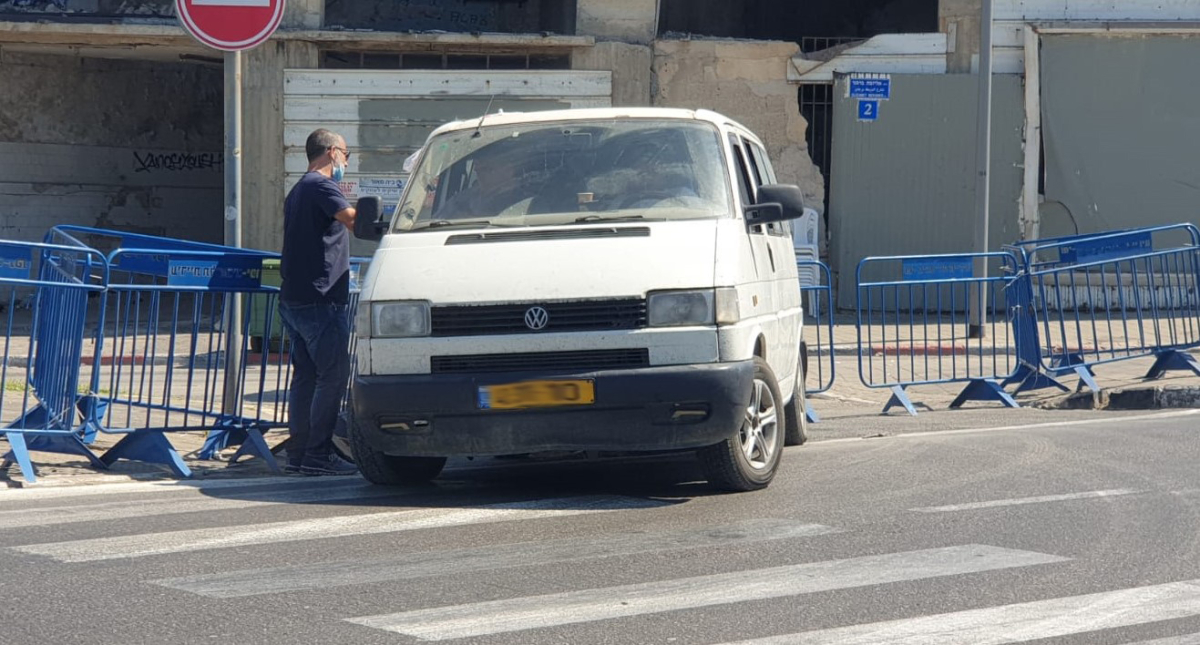 استجابة لدعوات الهيئة الاسلامية - عمال من الجنوب يُوقفون عملهم في أرض مقبرة الاسعاف بيافا