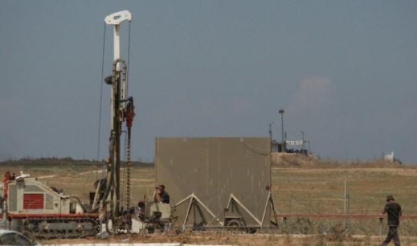 بدء اعمال إنشاء الجدار الخرساني على حدود غزة