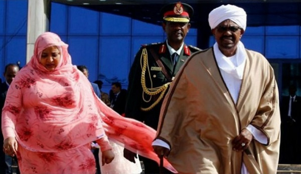 قلادة (تيتانيك) بين مجوهرات زوجة البشير