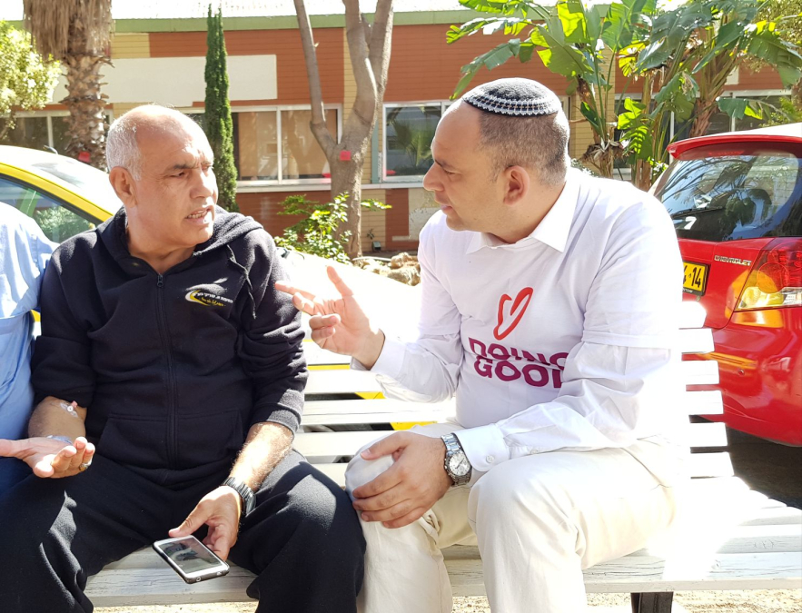 رئيس بلدية اللد يعتذر للسيد محمد ابو شريقي ويزوره في مستشفى اساف هروفيه