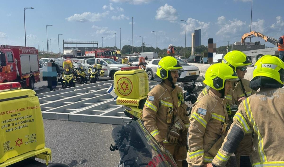 مصرع مواطن وإصابة 20 آخرين في حادث سقوط لافتة على حافلة بمفرق جليلوت