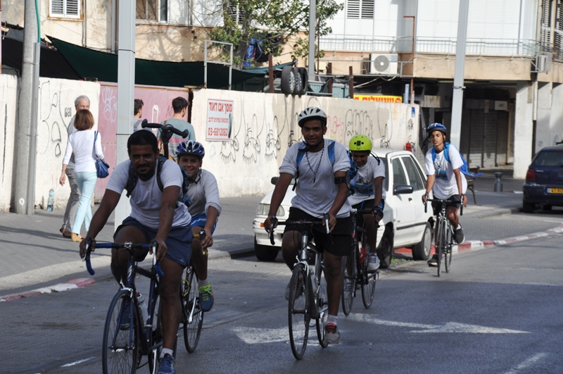 صور: فريق  يافاوي يقطع مسافة 250 كم من رأس الناقورة الى يافا بالدراجات الهوائية