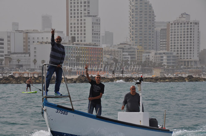 فيديو: رغم الحظر - انطلاق تظاهرة بالقوارب لصيادي يافا احتجاجاً على منعهم من الصيد
