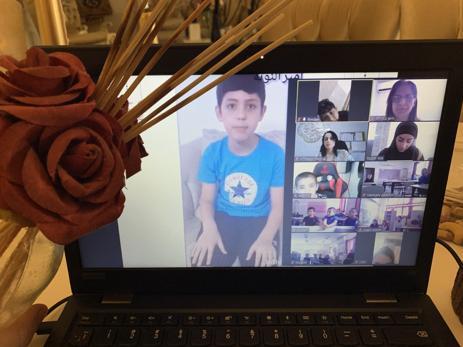 احتفال وبهجة في مدرسة حسن عرفة بذكرى المولد النبوي الشريف عبر منظومة الزووم 