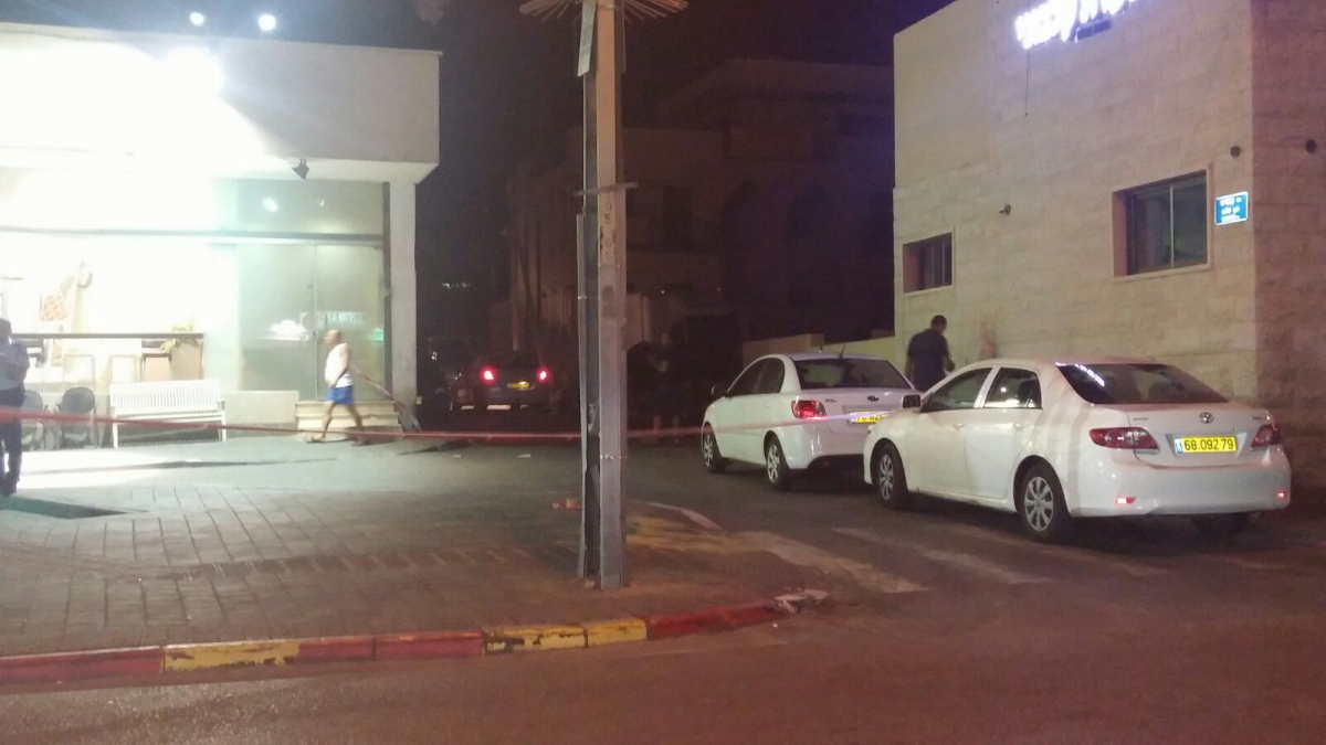 منتصف الليل - حملة اعتقالات واسعة تشنها الشرطة بعد حادثة القاء زجاجات حارقة بإتجاه دورية