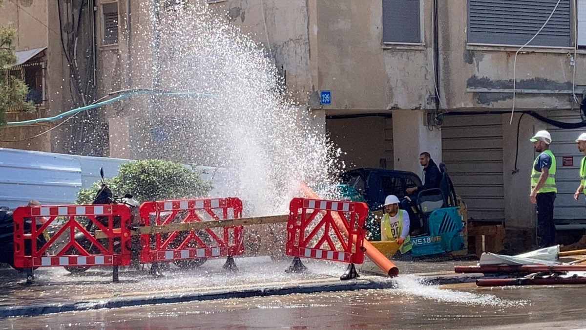 فيديو: انفجار انبوب مياه رئيسي في شارع ييفت بمدينة يافا