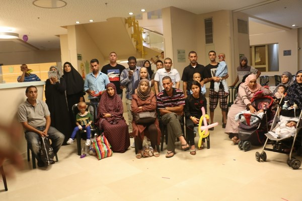 بالصور: اهالي الخير من اللد يزورن مرضى قطاع غزة في مستشفى تال هشومير