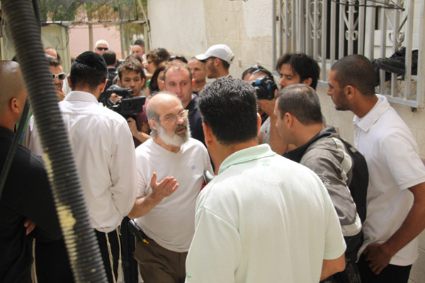 بالفيديو: المواطنون العرب يتصدون لحملة شركة العميدار لبيع عقارات في حي النزهة 