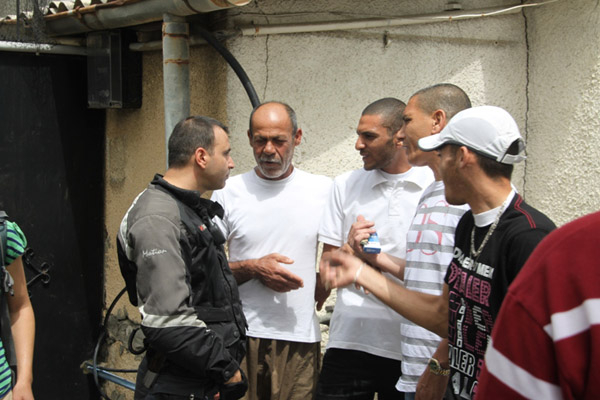 بالفيديو: المواطنون العرب يتصدون لحملة شركة العميدار لبيع عقارات في حي النزهة 