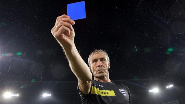 البطاقة الزرقاء.. قانون جديد في مباريات كرة القدم