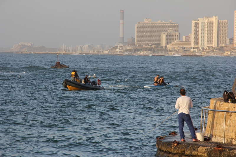 يافا: انقلاب زورق أمام شاطئ مدينة يافا على متنه عشرة أفراد