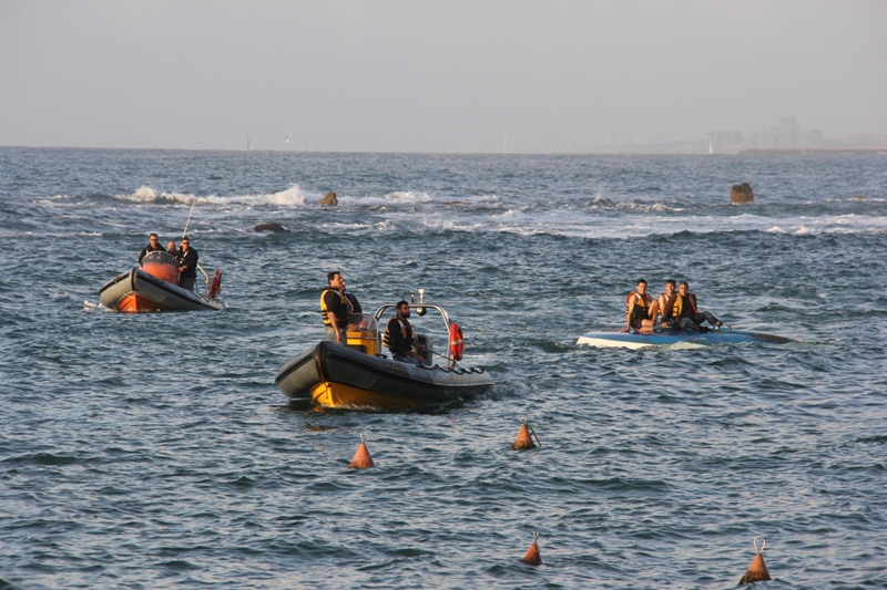 يافا: انقلاب زورق أمام شاطئ مدينة يافا على متنه عشرة أفراد
